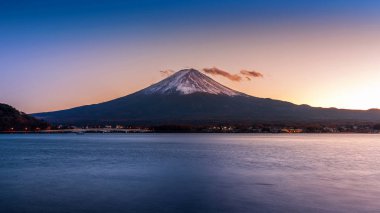 Fuji Dağı ve Kawaguchiko Gölü günbatımında, Sonbahar mevsimleri Japonya 'daki Yamanachi' de Fuji Dağı 'nda.