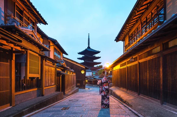 Asiatisk kvinna i japansk traditionell kimono på Yasaka Pagoda och Sannen Zaka Street i Kyoto, Japan. — Stockfoto