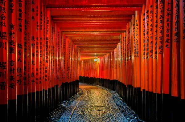 Den röda torii gates gångvägen på fushimi inari taisha shrine i Kyoto, Japan. — Stockfoto