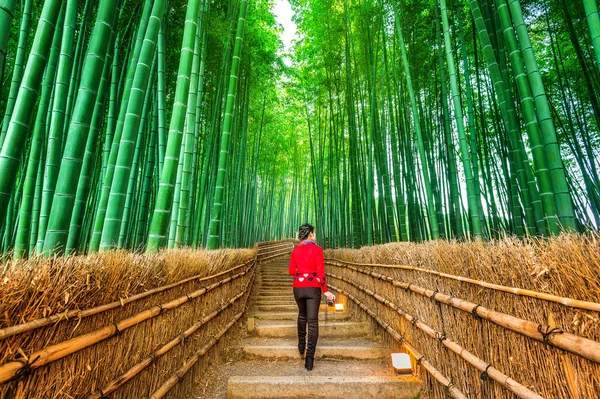 Mulher caminhando na Floresta de Bambu em Kyoto, Japão . — Fotografia de Stock