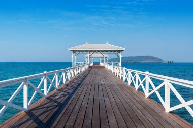 Ahşap waterfront pavilion Koh sı chang Adası, Tayland. Asdang Köprüsü.