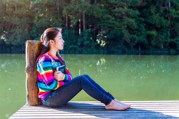 坐在码头上的年轻女孩. — 图库照片