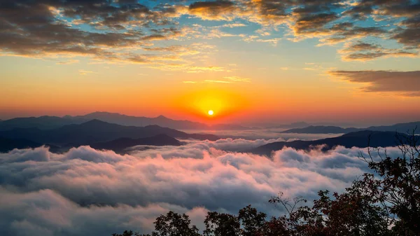 Beautiful sunrise at mountains is covered by morning fog in Seoul,Korea. — Stock Photo, Image