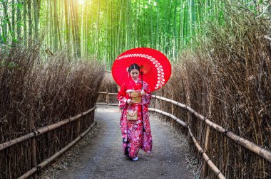 Bambu Ormanı. Japonya 'nın Kyoto kentindeki Bambu Ormanı' nda geleneksel Japon kimonosu giyen Asyalı kadın..