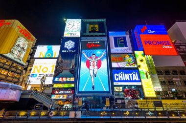 Dotonbori Osaka, Japonya'da Caddesi'nde alışveriş gece yürüyen turist