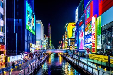 Dotonbori Osaka, Japonya'da Caddesi'nde alışveriş gece yürüyen turist.