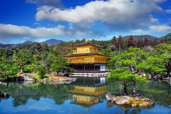 O Pavilhão de Ouro. Templo de Kinkakuji em Kyoto, Japão . — Fotografia de Stock