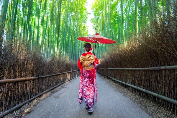 Δάσος Μπαμπού. Ασιάτισσα που φοράει γιαπωνέζικο παραδοσιακό κιμονό στο δάσος Μπαμπού στο Κιότο της Ιαπωνίας. — Φωτογραφία Αρχείου