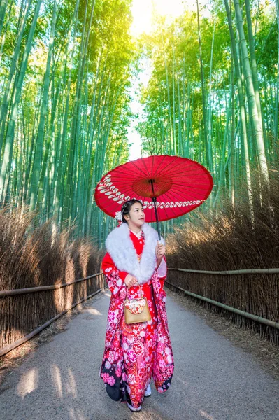 Hutan Bambu. Wanita Asia yang mengenakan kimono tradisional Jepang di Hutan Bambu di Kyoto, Jepang. — Stok Foto