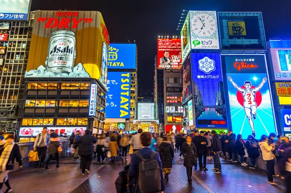 Paseo turístico por la calle comercial nocturna de Dotonbori en Osaka, Japón . — Foto de Stock
