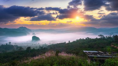 Phayao, Tayland 'da Phu Lang Ka' da sabah sisinde gün doğumu.