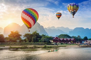 Sıcak hava balonu Vang vieng, Laos, gün batımında Nam şarkı Nehri üzerinde.