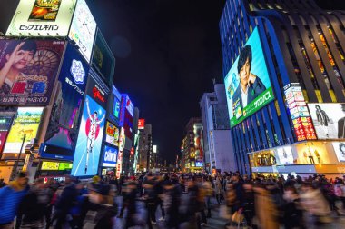 Dotonbori Osaka, Japonya'da Caddesi'nde alışveriş gece yürüyen turist