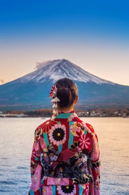 Fuji Dağı'nda Japon geleneksel kimono giyen Asyalı kadın. Japonya'da Kawaguchiko göl günbatımı.