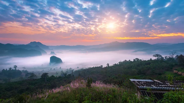 タイのPhu Lang Ka, Phayaoの朝の霧の日の出. — ストック写真