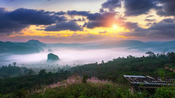 Soluppgång på morgonen dimma på Phu Lang Ka, Phayao i Thailand. — Stockfoto