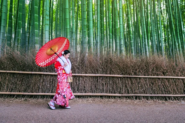 Floresta de bambu. Mulher asiática vestindo quimono tradicional japonês na Floresta de Bambu em Kyoto, Japão. — Fotografia de Stock