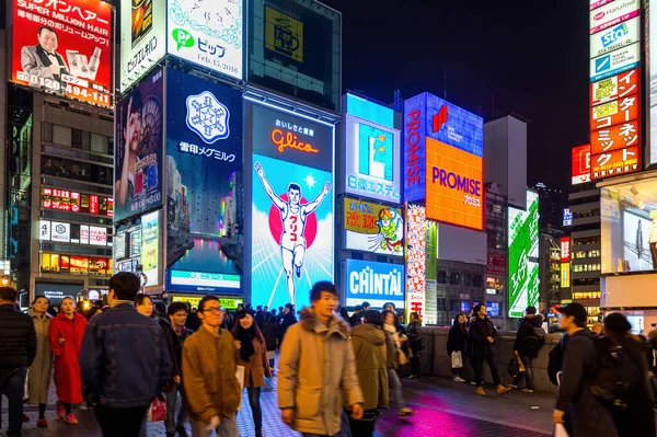 Paseo turístico por la calle comercial nocturna de Dotonbori en Osaka, Japón — Foto de Stock