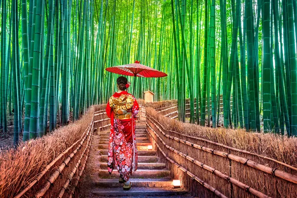 Bosque de bambú. Mujer asiática usando kimono tradicional japonés en el bosque de bambú en Kyoto, Japón. —  Fotos de Stock
