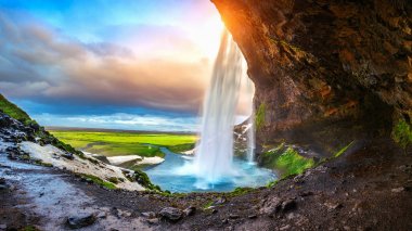 Günbatımında Seljalandsfoss şelalesi, İzlanda 'da güzel şelale.