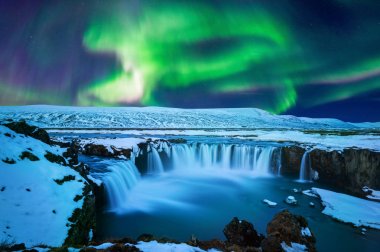Kuzey Işığı, Aurora Borealis Kışın Godafoss Şelalesinde, İzlanda.