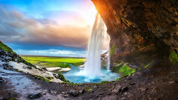 Cascada Seljalandsfoss durante la puesta del sol, Hermosa cascada en Islandia. — Foto de Stock