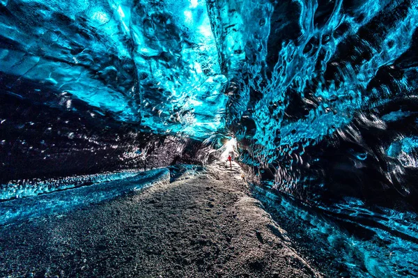 Eishöhle innerhalb des Gletschers in Island. — Stockfoto