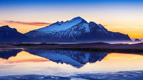 Vestrahorn dağlar, gündoğumu Stokksnes, İzlanda. — Stok fotoğraf