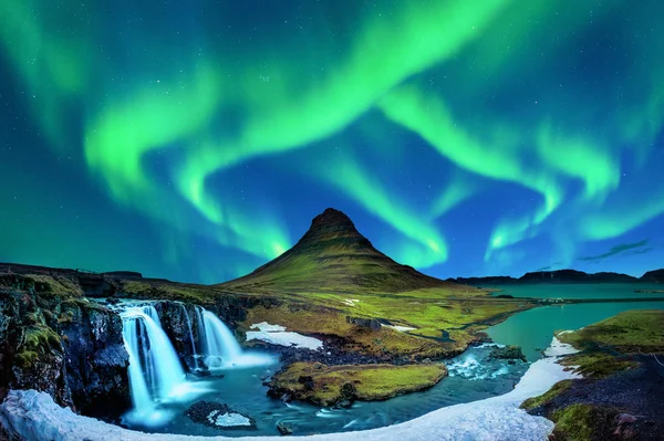Kuzey Işığı, İzlanda 'daki Kirkjufell' de Aurora borealis. Kışın Kirkjufell Dağları.