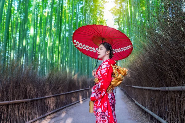 Bambusový les. Asijská žena nosí tradiční japonské kimono v bambusovém lese v Kjótu, Japonsko. — Stock fotografie