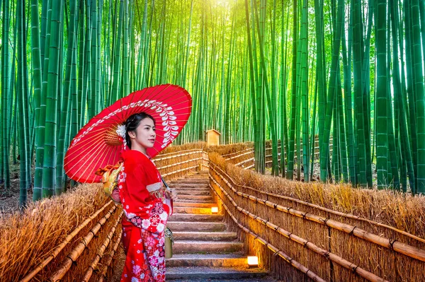 Floresta de bambu. Mulher asiática vestindo quimono tradicional japonês na Floresta de Bambu em Kyoto, Japão. — Fotografia de Stock