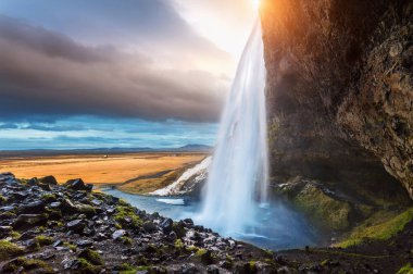 Günbatımında Seljalandsfoss şelalesi, İzlanda 'da güzel şelale.