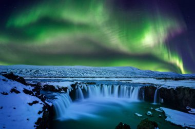 Kuzey Işığı, Aurora Borealis Kışın Godafoss Şelalesinde, İzlanda.