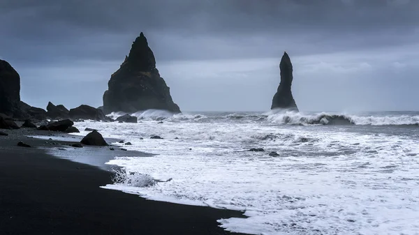 Columnas de Vik y Basalto, Playa de arena negra en Islandia. — Foto de Stock