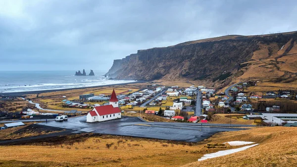 Schöne rote Kirche und vik Dorf, Island. — Stockfoto