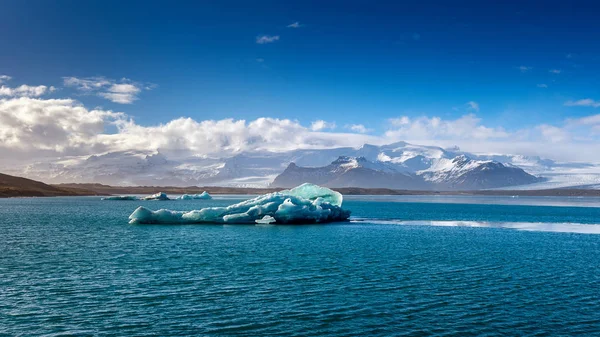 冰岛Jokulsarlon冰川湖中的冰山. — 图库照片