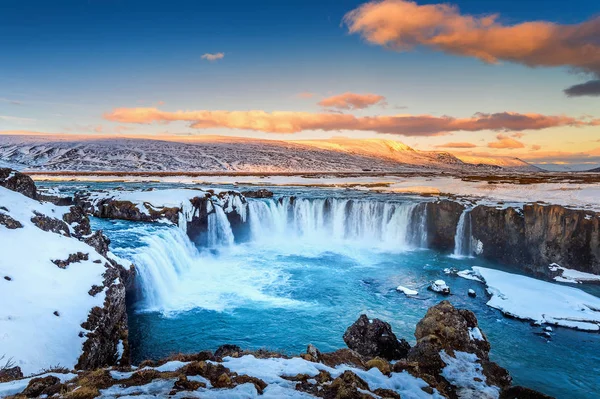 Cascada Godafoss al atardecer en invierno, Islandia . — Foto de Stock