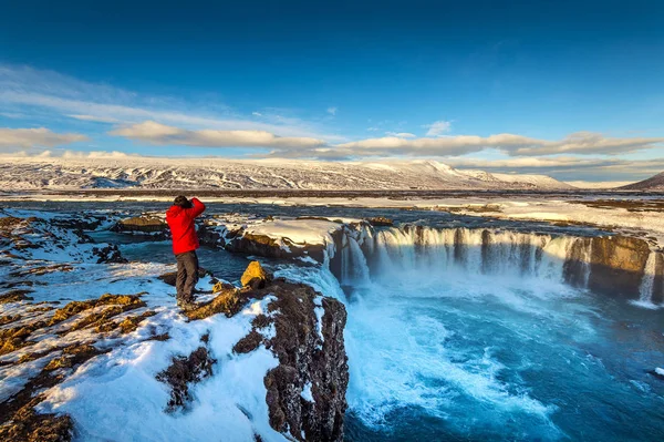 Photoghaper tar ett foto på Vattenfallet Goðafoss på vintern, Island. — Stockfoto