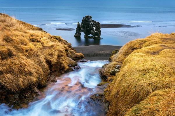 Wasserfall und Hvitserkur ist ein spektakulärer Felsen im Meer an der Nordküste von Island. — Stockfoto