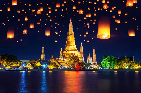 Wat Arun temple and Floating lantern in Bangkok, Thailand. — Stock Photo, Image