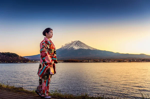 Fuji Dağı'nda Japon geleneksel kimono giyen Asyalı kadın. Japonya'da Kawaguchiko göl günbatımı.