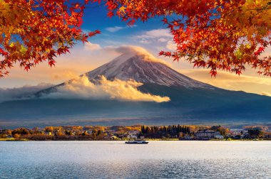 Fuji Dağı ve Kawaguchiko Gölü günbatımında, Sonbahar mevsimleri Japonya 'daki Yamanachi' de Fuji Dağı 'nda.