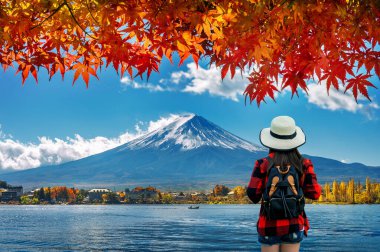 Sonbaharda Fuji dağlarına bakan sırt çantası olan kadın gezgin, Japonya.