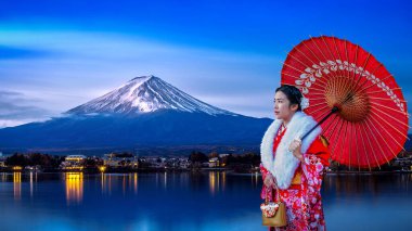Fuji Dağı, Kawaguchiko Gölü Japonya, Japon geleneksel kimono giyen Asyalı kadın.