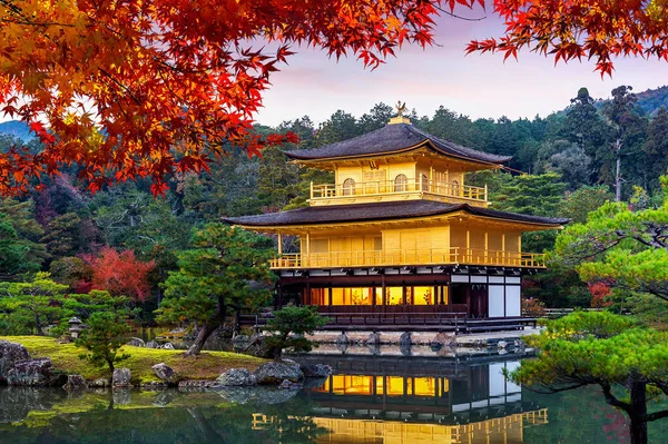 黄金の館。日本の京都、秋の金閣寺. — ストック写真