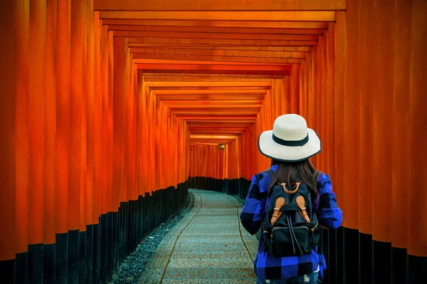 Mulher viajante com mochila no santuário fushimi inari taisha em Kyoto, Japão . — Fotografia de Stock