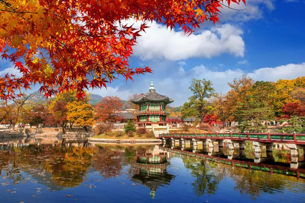 Gyeongbokgung Palace i höst, Sydkorea. — Stockfoto
