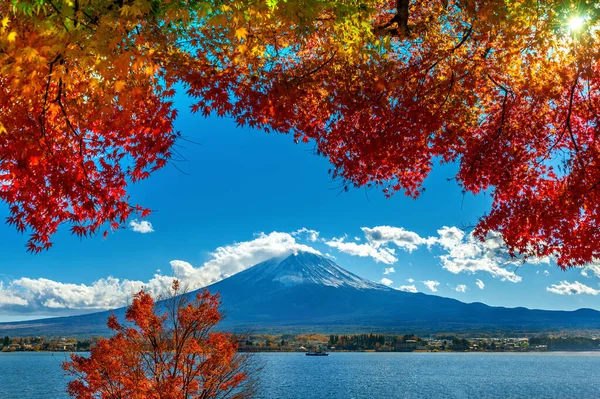 Herfstseizoen en berg Fuji bij Kawaguchiko meer, Japan. — Stockfoto
