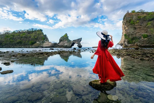 Femme debout sur le rocher à la plage d'Atuh, île de Nusa penida à Bali, Indonésie . — Photo
