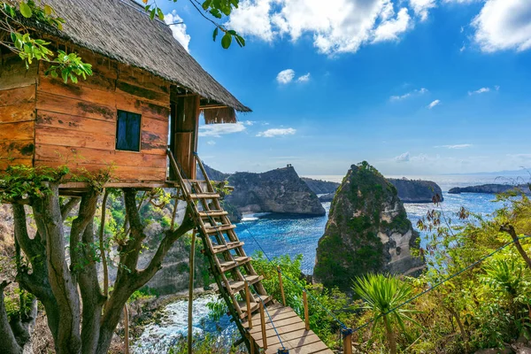 인도네시아의 발리, 누사 펜 다 섬에 있는 나무집 과 다이아몬드 해변. — 스톡 사진